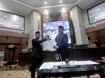 Pj Bupati Bogor Aswama Tosepu menyerahkan Raperda RPJD Kabupaten Bogor dalam rapat Paripurna DPRD Kabupaten Bogor, Selasa 19 Maret 2024