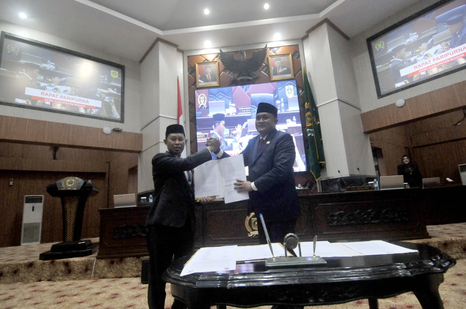 Pj Bupati Bogor Aswama Tosepu menyerahkan Raperda RPJD Kabupaten Bogor dalam rapat Paripurna DPRD Kabupaten Bogor, Selasa 19 Maret 2024