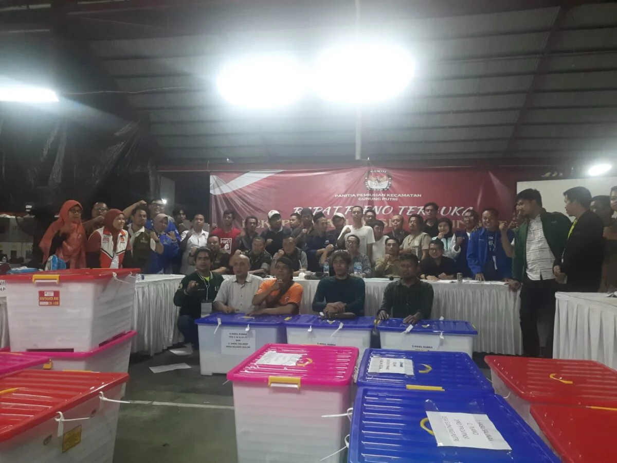 Penyelenggara Pemilu 2024 Kecamatan Gunung Putri mempersiapkan dokumen hasil pemilihan untuk dibawa ke Rapat Pleno KPU Kabupaten Bogor