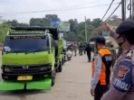 Petugas gabungan melakukan razia terhadap angkutan tambang yang melintas di Jalan Parungpanjang