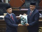 Ketua DPRD Kabupaten Bogor, Rudy Susmanto menerima dokumen LKPj Bupati Bogor Tahun Anggaran 2023. Dokumen tersebut akan dibahasa AKD setelah libur hari raya Idul Fitri