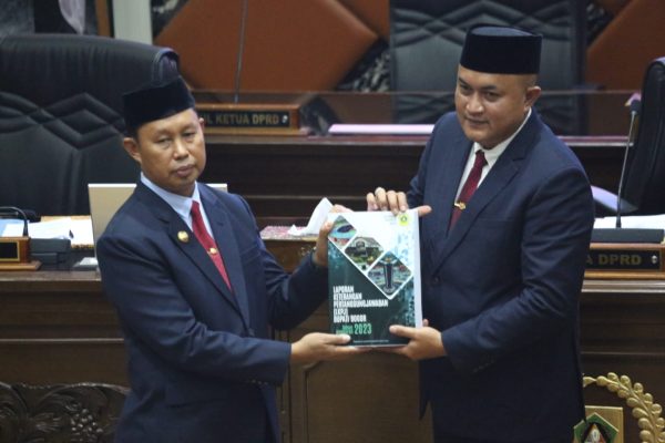 Ketua DPRD Kabupaten Bogor, Rudy Susmanto menerima dokumen LKPj Bupati Bogor Tahun Anggaran 2023. Dokumen tersebut akan dibahasa AKD setelah libur hari raya Idul Fitri