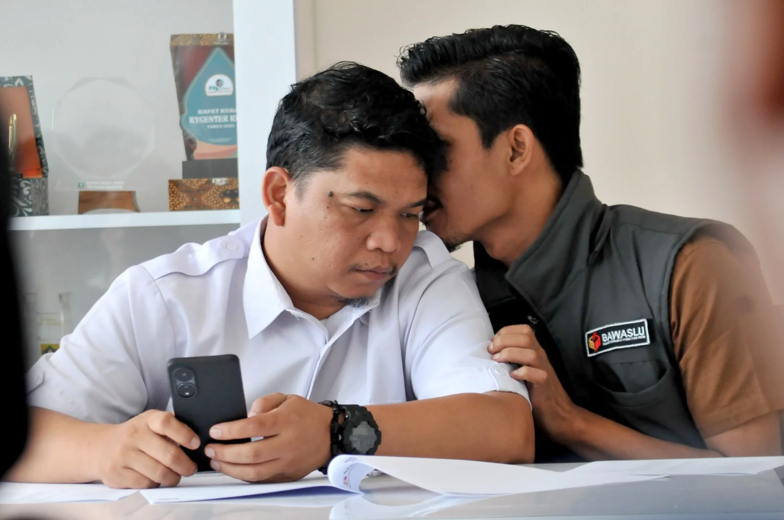 Kordiv Penanganan Pelanggaran dan Data Informasi pada Bawaslu Kabupaten Bogor, Juhdi (kanan) membisiki Kordiv Pencegahan dan Humas Bawaslu Kabupaten Bogor Burhanudin saat memberi keterangan pada wartawan. Saat ini, Bawaslu sedang menangani sejumlah laporan pelanggaran pemilu di wilayahnya