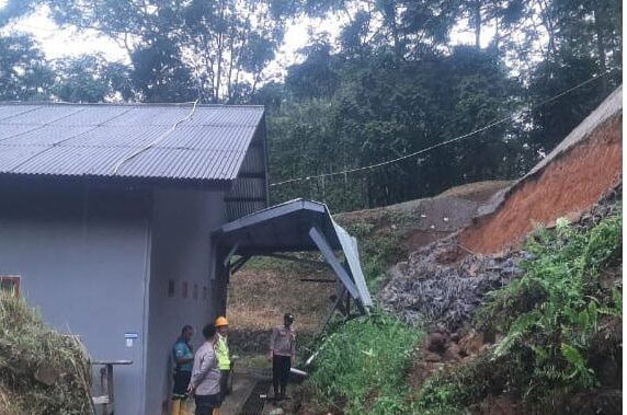 Longsor terjadi di sekitar gudang baha peledak Antam Bogor, Jawa Barat. (istimewa) Longsor terjadi di sekitar gudang baha peledak Antam Bogor, Jawa Barat. (istimewa)