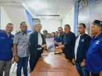 Dedie A Rachim saat mengambil formulir pendaftaran bacawalkot Bogor dari Partai NasDem Kota Bogor