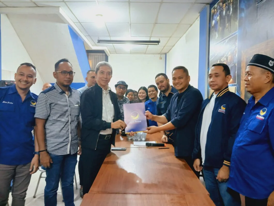 Dedie A Rachim saat mengambil formulir pendaftaran bacawalkot Bogor dari Partai NasDem Kota Bogor