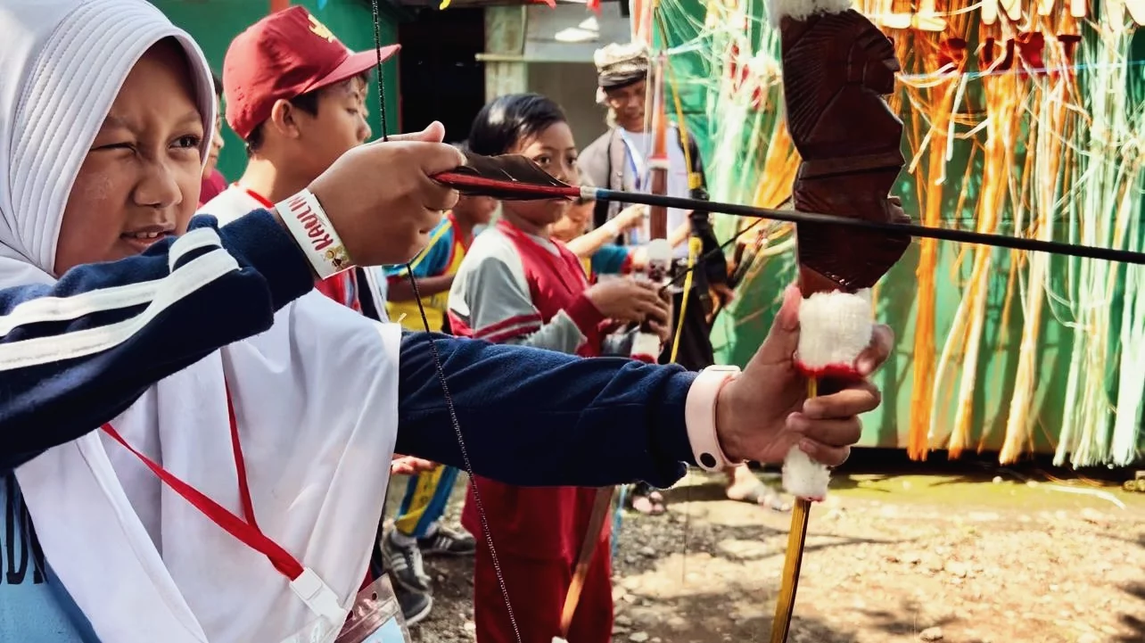 8b127565-691d-47da-9097-61262cd23eec.jpg Mahasiswa LPSR Jakarta melestarikan budaya dengan permainan tradisional. Foto: dok. Panitia