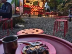 Warkop Haur Djaya Viral Pinggir rel, images sumber: Aris Ulukutek