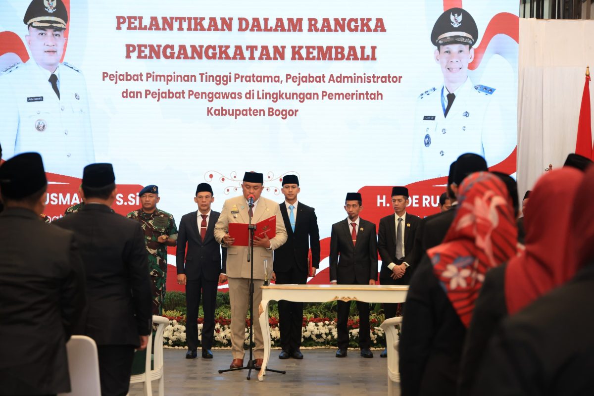 Bupati Bogor saat melantik sejumlah kepala OPD menyusul adanya perubahan nomenklatur. Pelantikan digelar di Vivo Mall, Kecamatan Sukaraja. Foto: humas