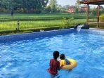 Salah satu fasilitas kolam renang di Villa Kampung Sawah Cimande, images sumber: Arika