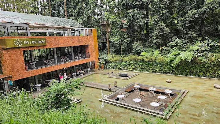 The Lake House Resto, images sumber: Harum Utami